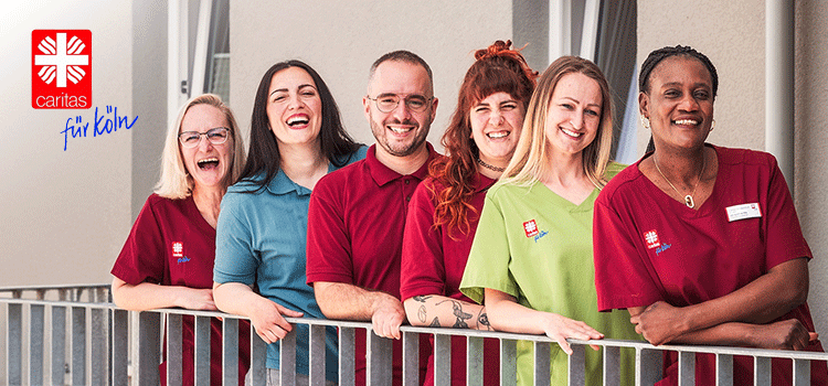 Freundliches Team in farbiger Arbeitskleidung für Unternehmen
