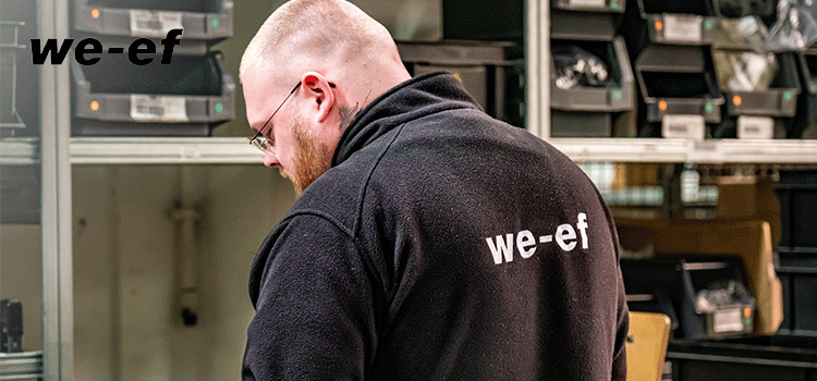Mitarbeiter in Arbeitskleidung für Unternehmen bei we-ef