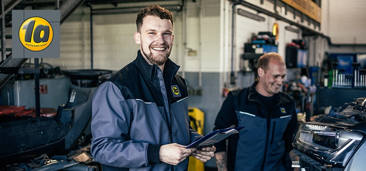 Männer in Arbeitskleidung für Unternehmen in einer Autowerkstatt